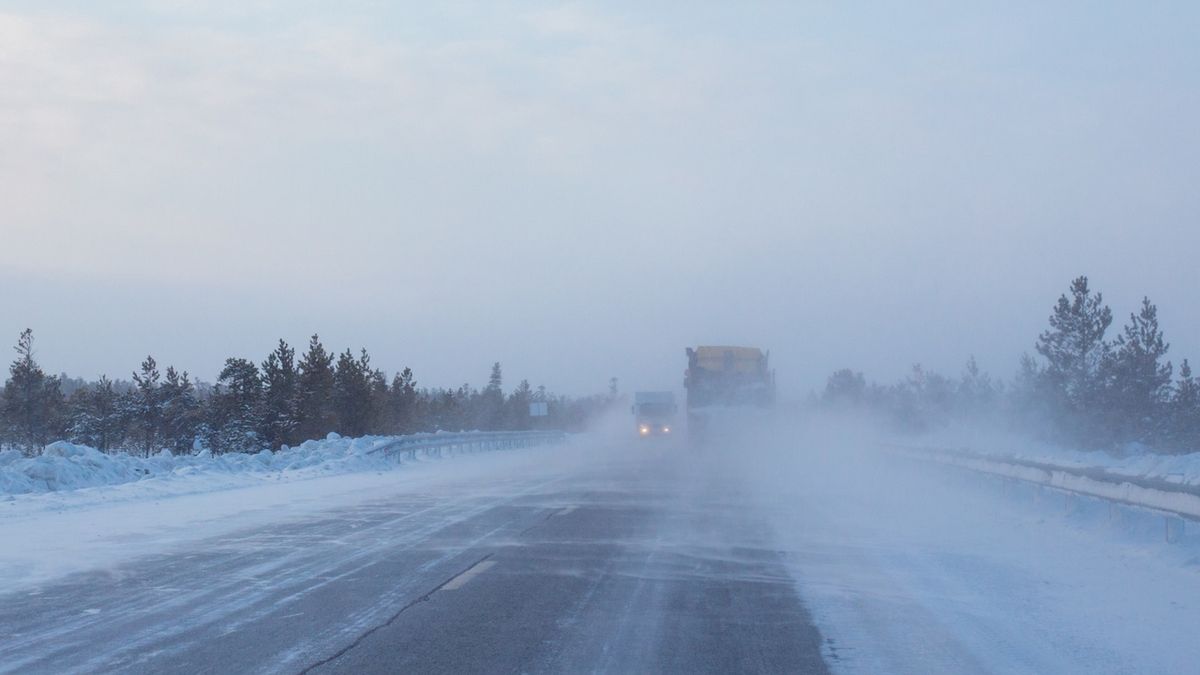 Vítr a sníh komplikují dopravu v Česku, u Svitav uvízly v kopci kamiony